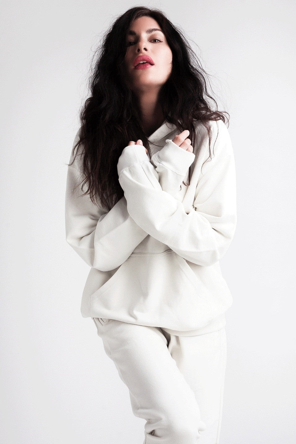 Organic hoody - White on model with arms crossed